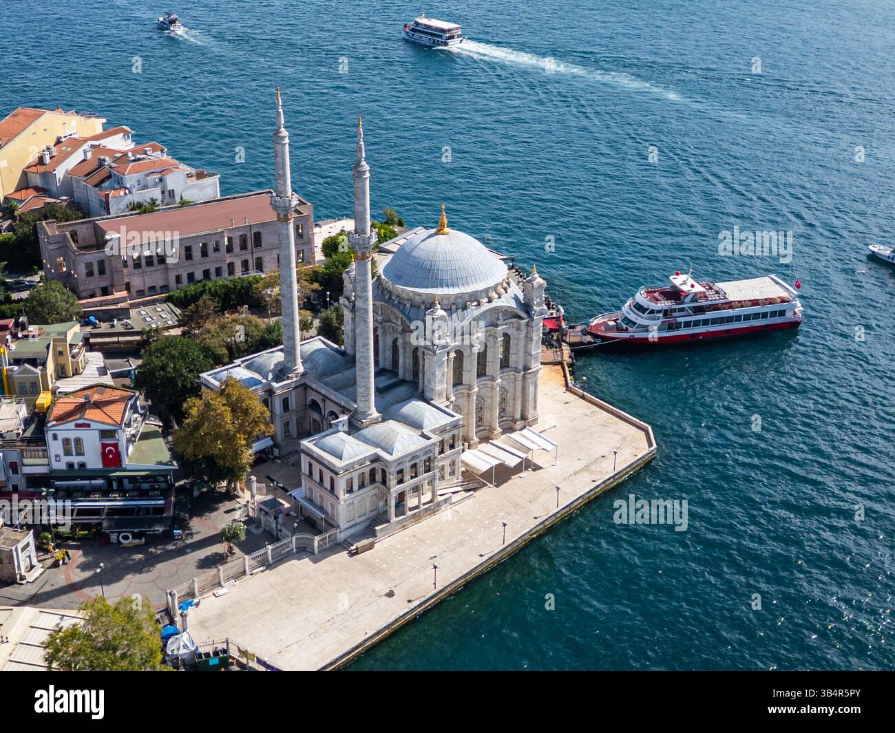 Drohnenfoto der Ortaköy Moschee oder Büyük Mecidiye Camii in Beşiktaş, Istanbul, Türkei an einem sonnigen Tag auf der Seite des Bosporus Stockfoto