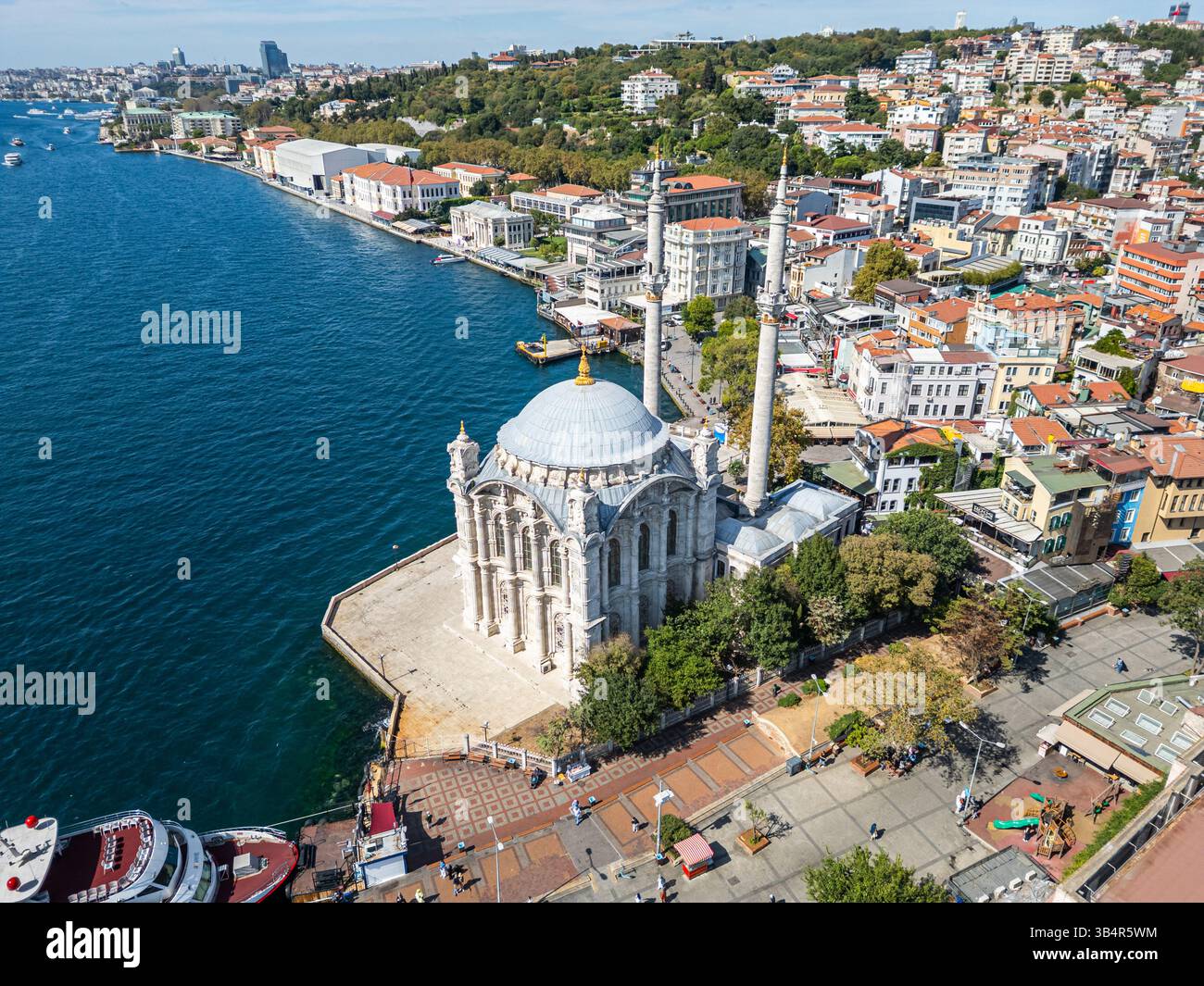 Drohnenfoto der Ortaköy Moschee oder Büyük Mecidiye Camii in Beşiktaş, Istanbul, Türkei an einem sonnigen Tag auf der Seite des Bosporus Stockfoto