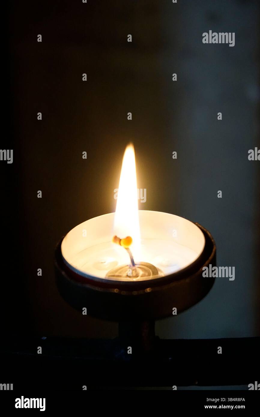 Farbenfrohe Kerze auf dem Tisch für Wohnkultur und Entspannungskonzept Stockfoto