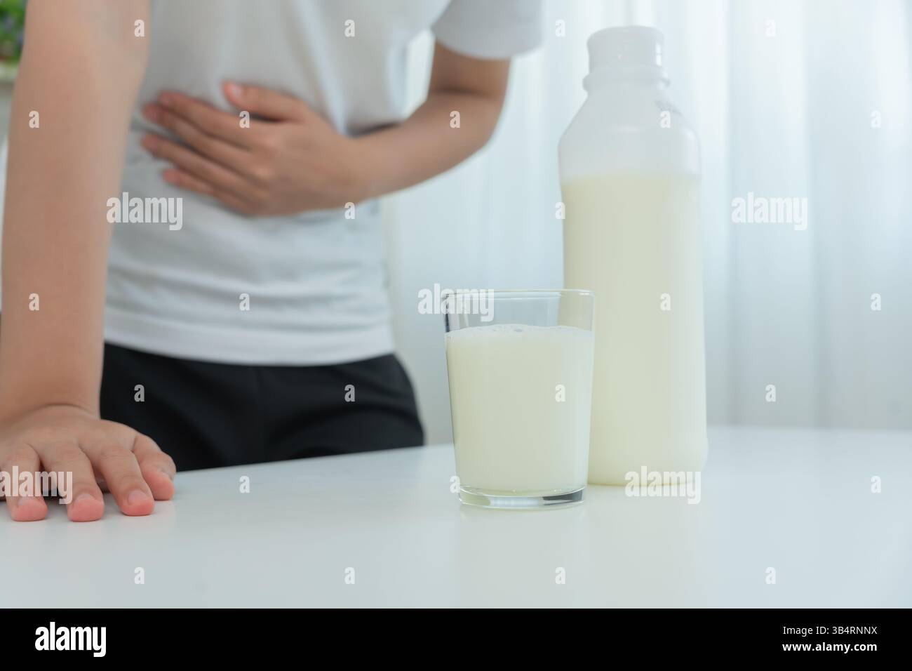 Milchallergene, krank traurig ungesunde kranke allergische Frau, laufende verstopfte Nase leiden unter Unverträglichkeit Allergie auslösen Symptome. Bauchschmerzen, Allerg Stockfoto