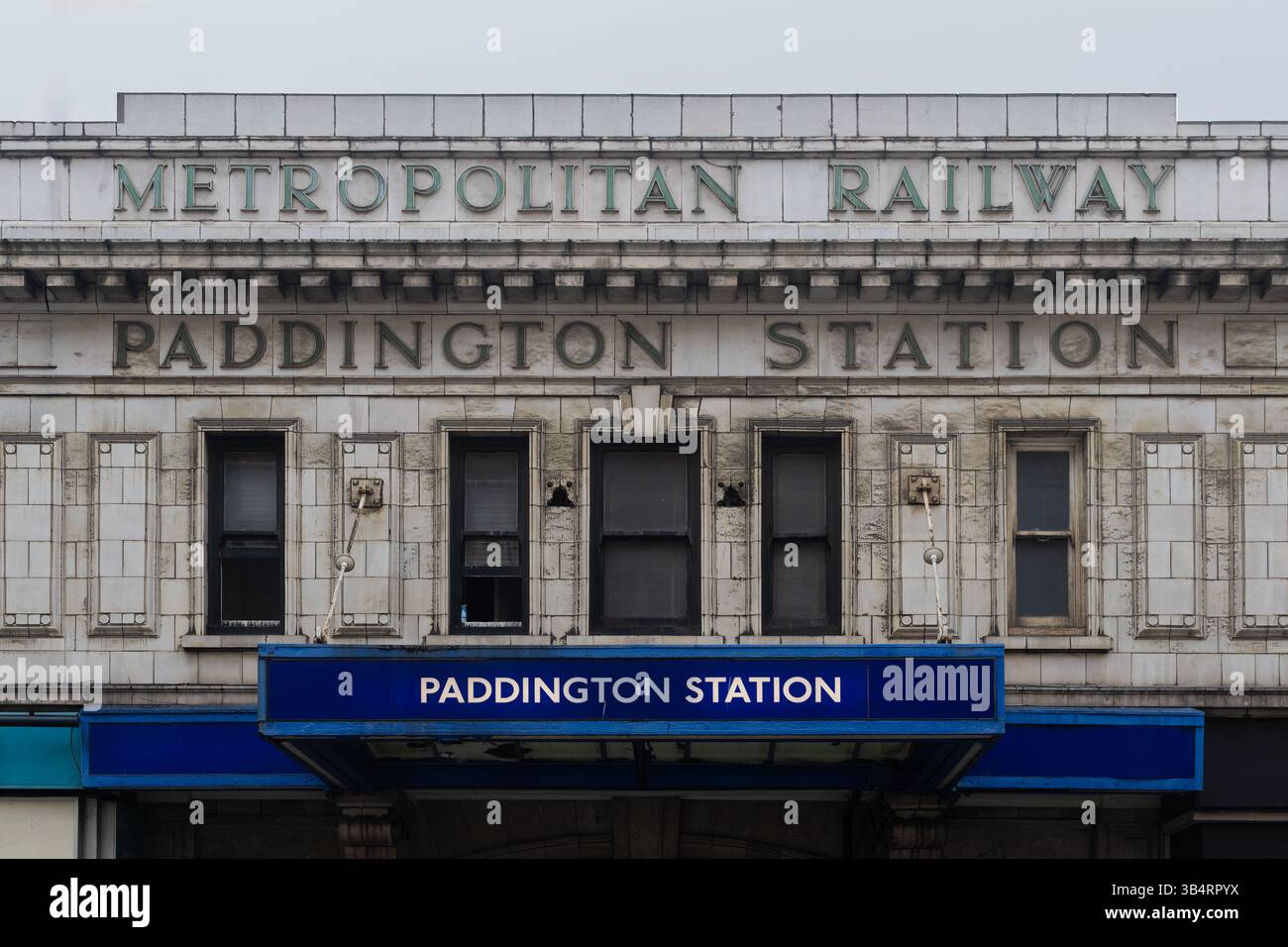 London, Großbritannien - 19. Oktober 2024 - Detail der Fassade des Paddington Metropolitan Railway Station Stockfoto