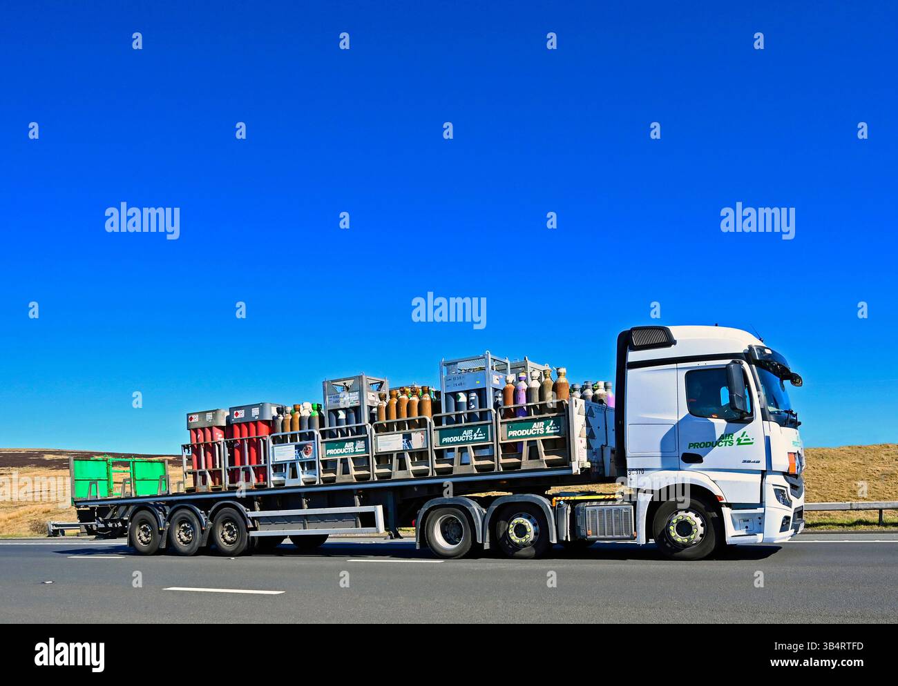Air Products LKW mit hoher Geschwindigkeit auf der Autobahn M6 in Richtung Süden, Shap, Cumbria, England, Vereinigtes Königreich, Europa. Stockfoto