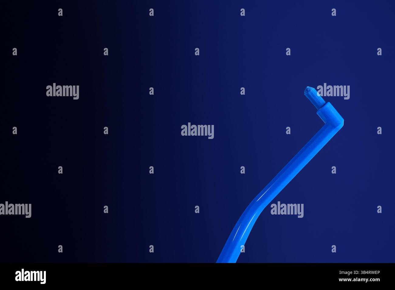 Horizontales Werbebanner. Eine blaue einteilige Plastikzahnbürste auf blauem Hintergrund. Stockfoto
