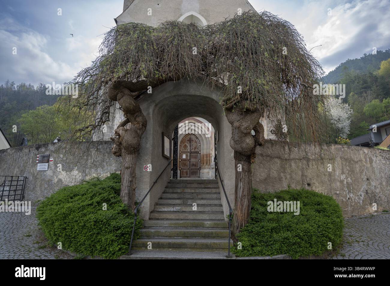 Treppe zur Pfarrkirche Maria am Sand, 15. Jahrhundert, Vintlerweg, Milland, Provinz Bozen, Südtirol Stockfoto