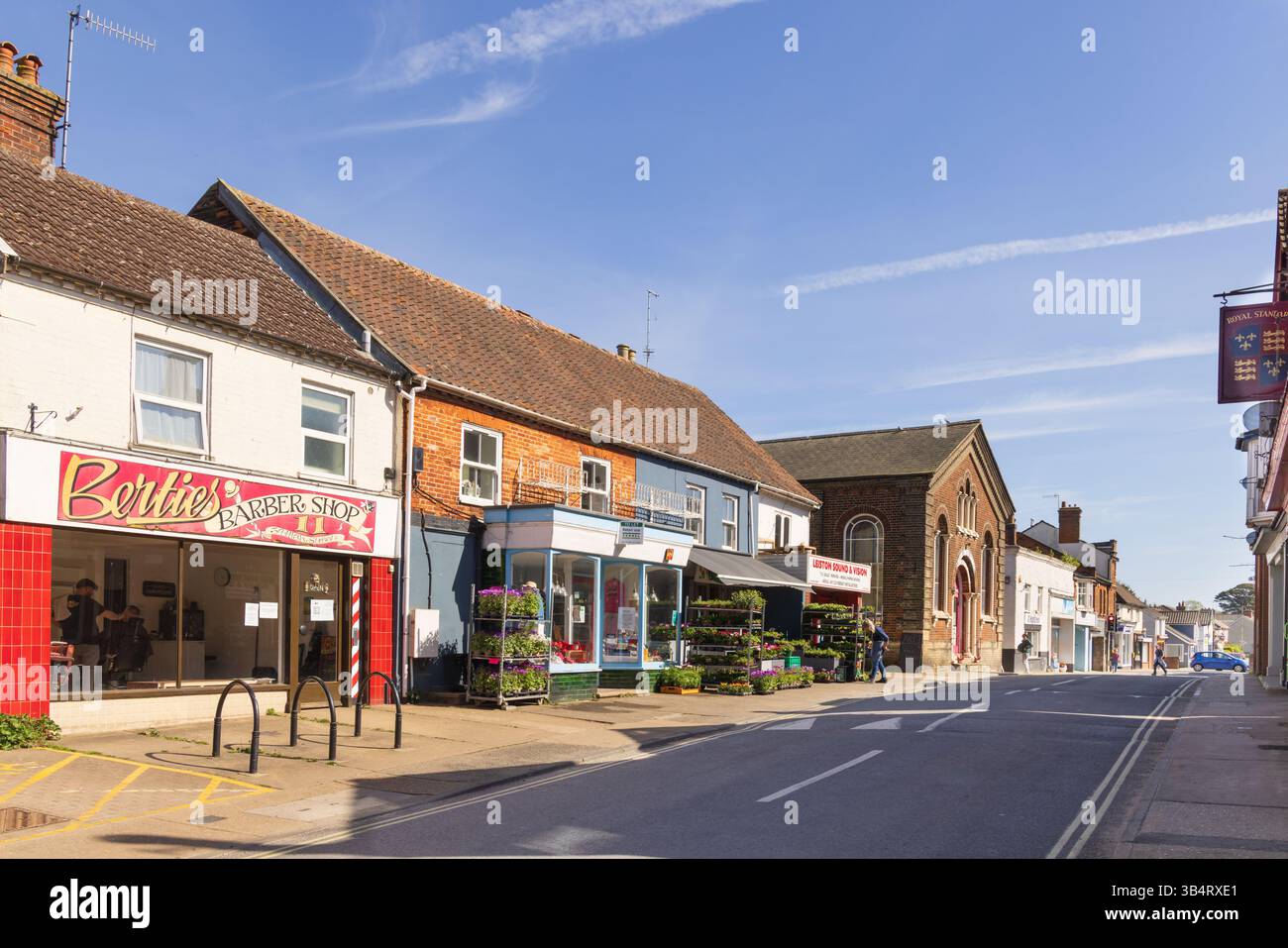 Blick auf Geschäfte und Gebäude in Leiston High Street, Suffolk. UK Stockfoto