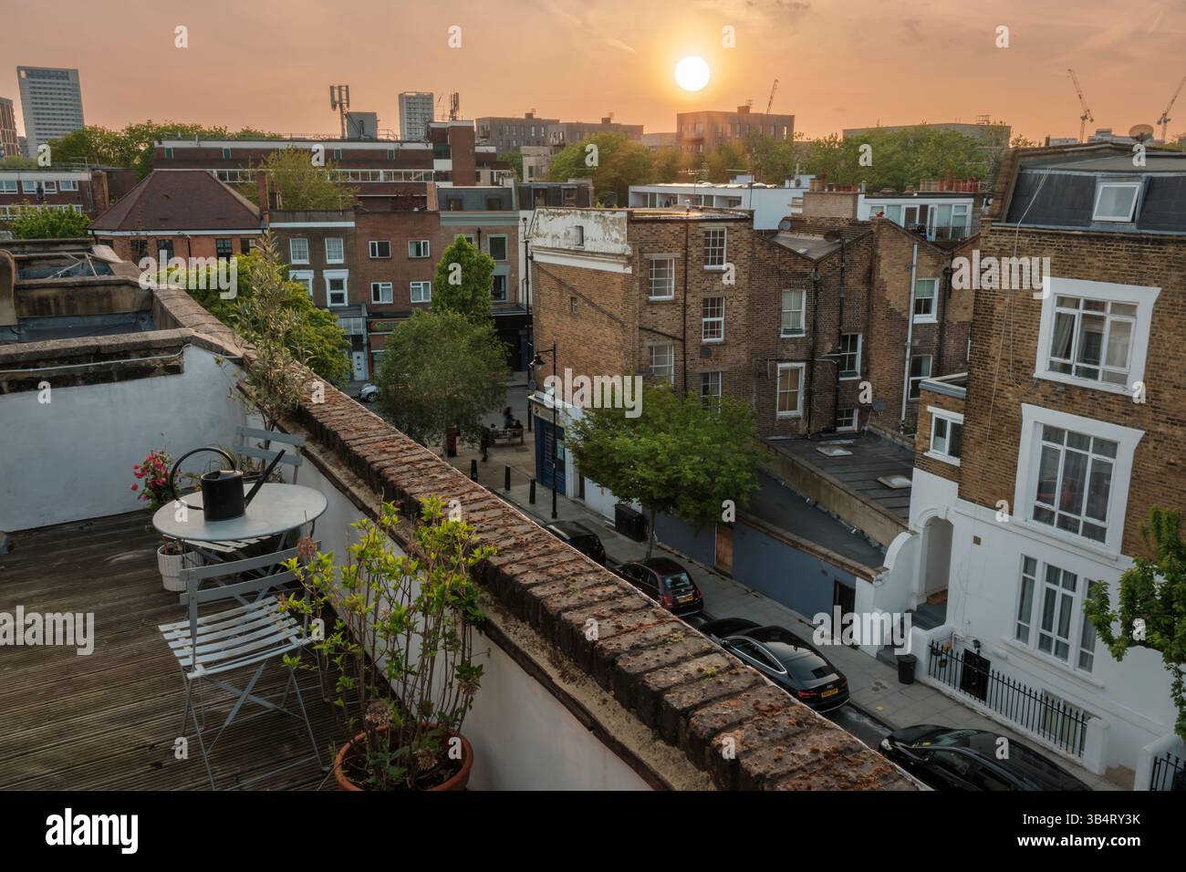 Islington, London – an einem warmen späten Aprilabend untergeht die Sonne über dem North London Borough Islington. Stockfoto