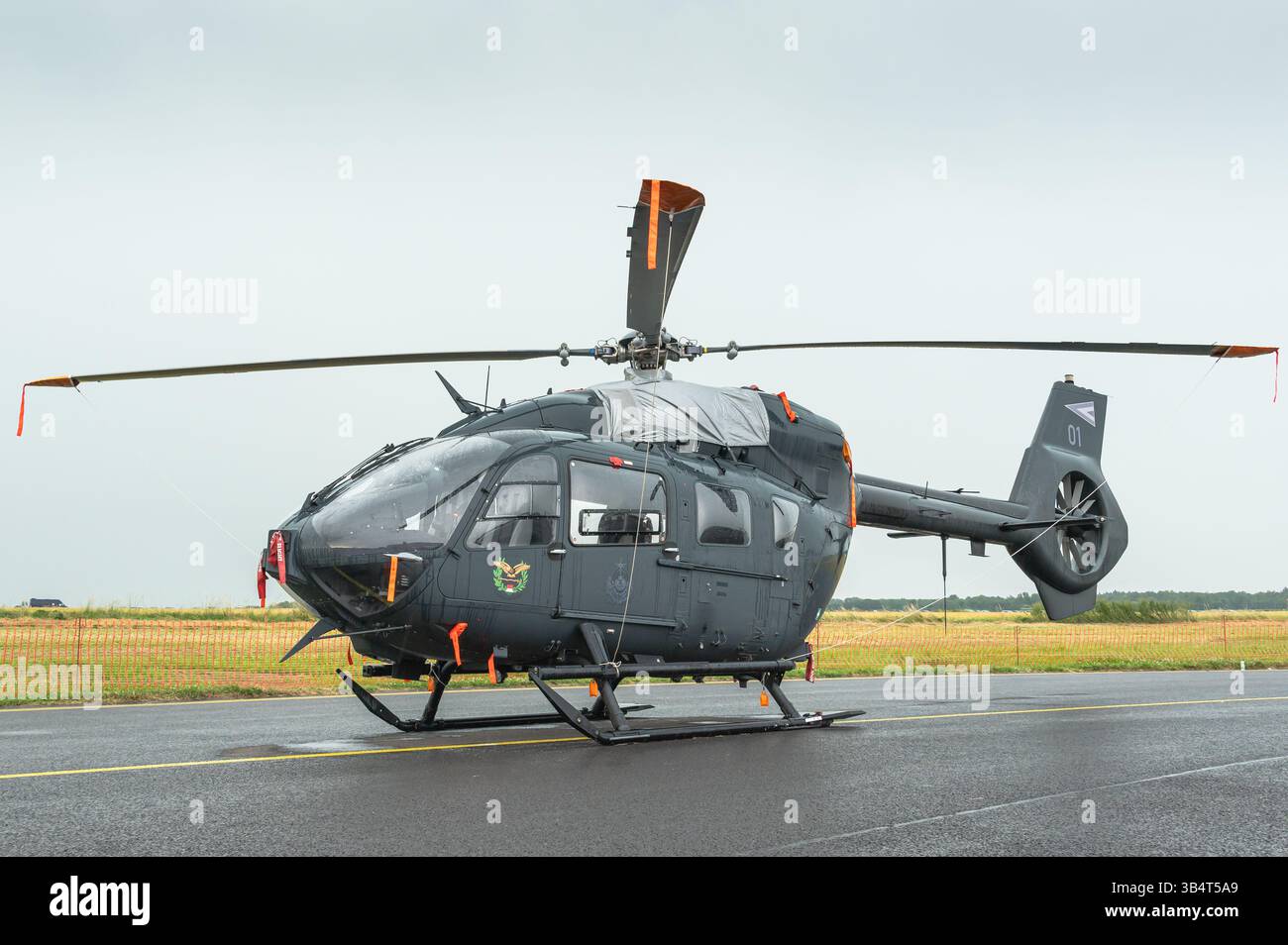 Ein zweimotoriger Eurocopter EC145M leichter Nutzhubschrauber der ungarischen Luftwaffe. Stockfoto