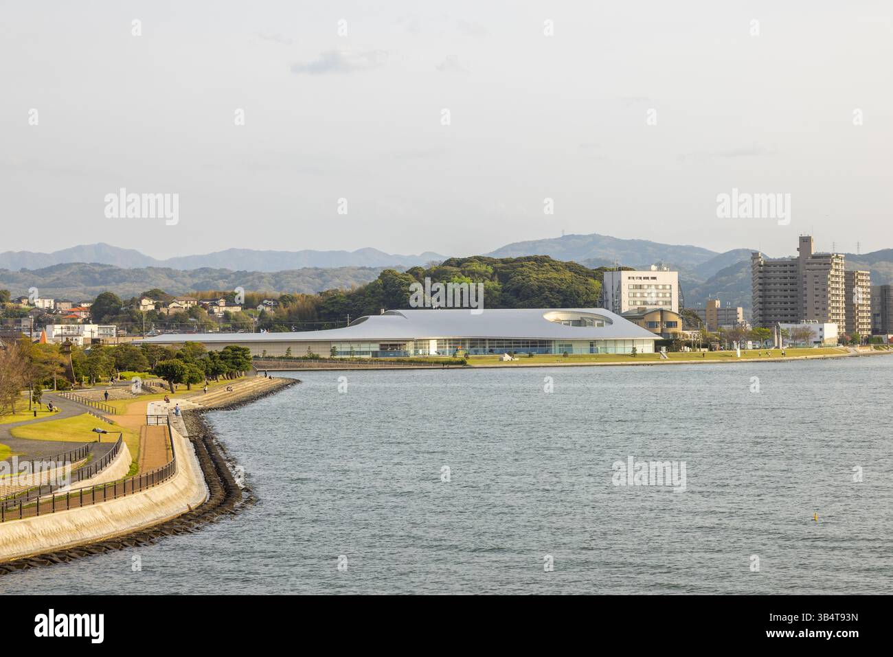 Shimane Art Museum in Matsue, Japan, zeigt Außenarchitektur bei Sonnenuntergang über dem Shinji-See Stockfoto