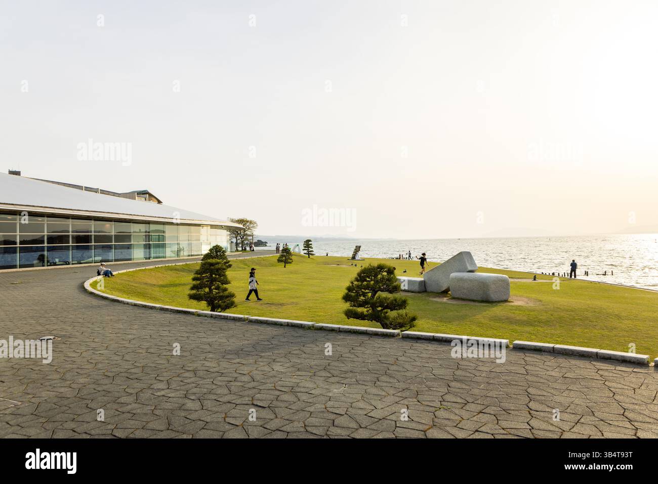 Shimane Art Museum in Matsue, Japan, zeigt Außenarchitektur bei Sonnenuntergang über dem Shinji-See Stockfoto