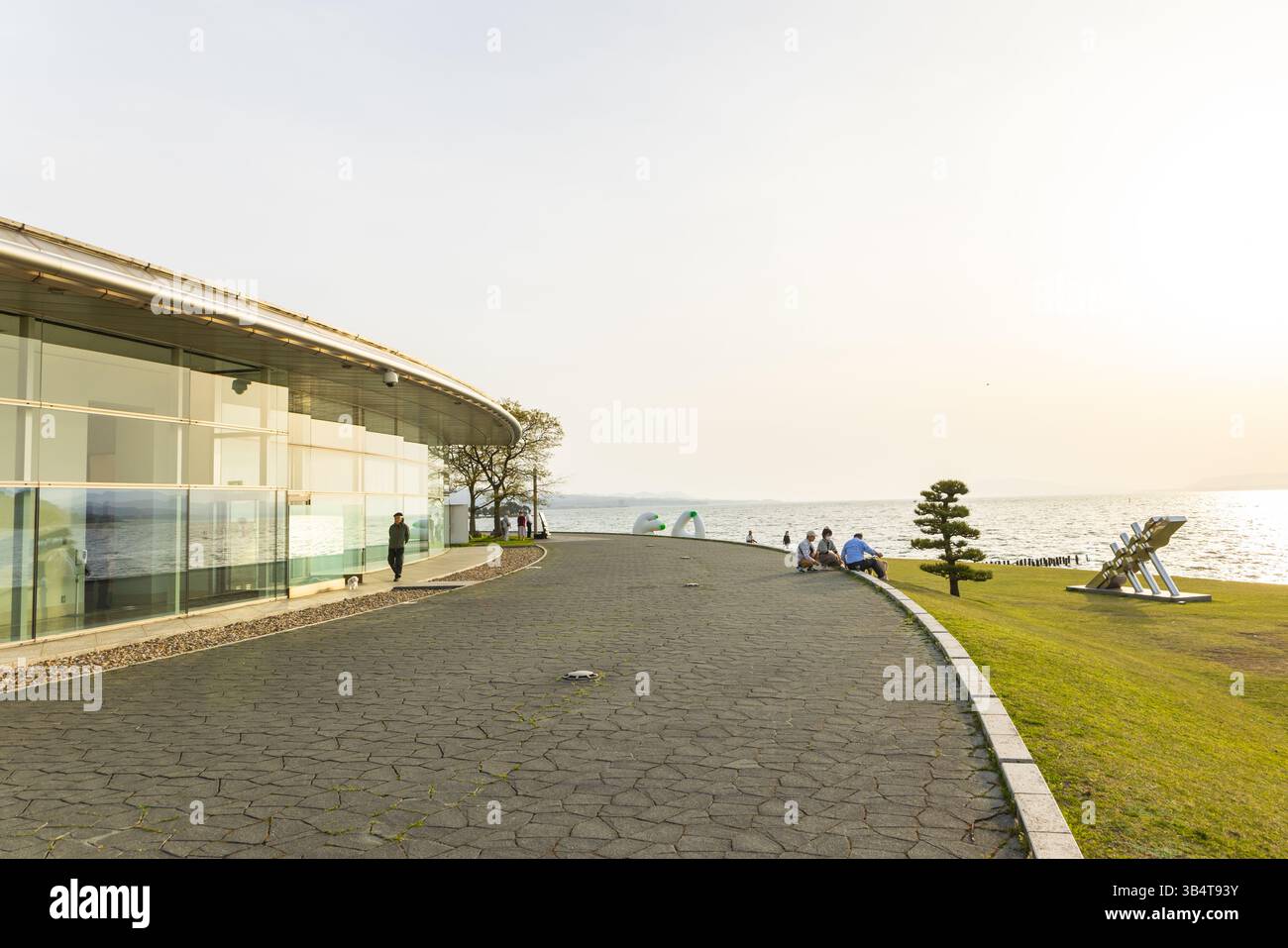 Shimane Art Museum in Matsue, Japan, zeigt Außenarchitektur bei Sonnenuntergang über dem Shinji-See Stockfoto