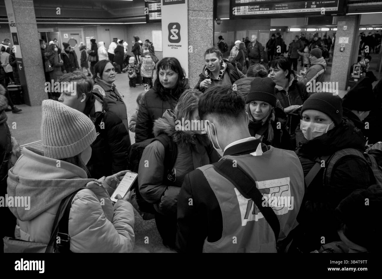 9. März 2022 – Warschau, Polen – Ein Eisenbahnmitarbeiter hilft bei der Führung neu angekommener Flüchtlinge aus der Ukraine am östlichen Terminal in Warschau, Polen. (Bild: © Seth Sidney Berry/ZUMA Press Wire Service/ZUMAPRESS.com) Stockfoto