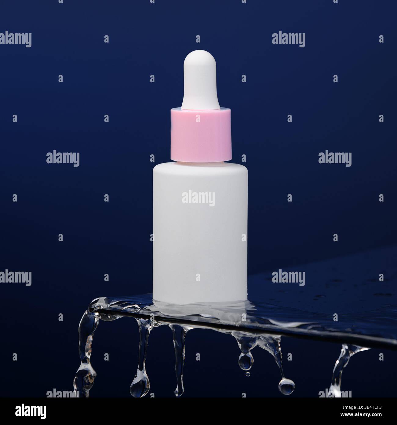 Auf dem blauen Hintergrund steht eine Flasche Serum auf Glas. Tropfen Wasser Tropfen vom Glas. Werbefoto von Kosmetika. Modell. Vorlage. Stockfoto