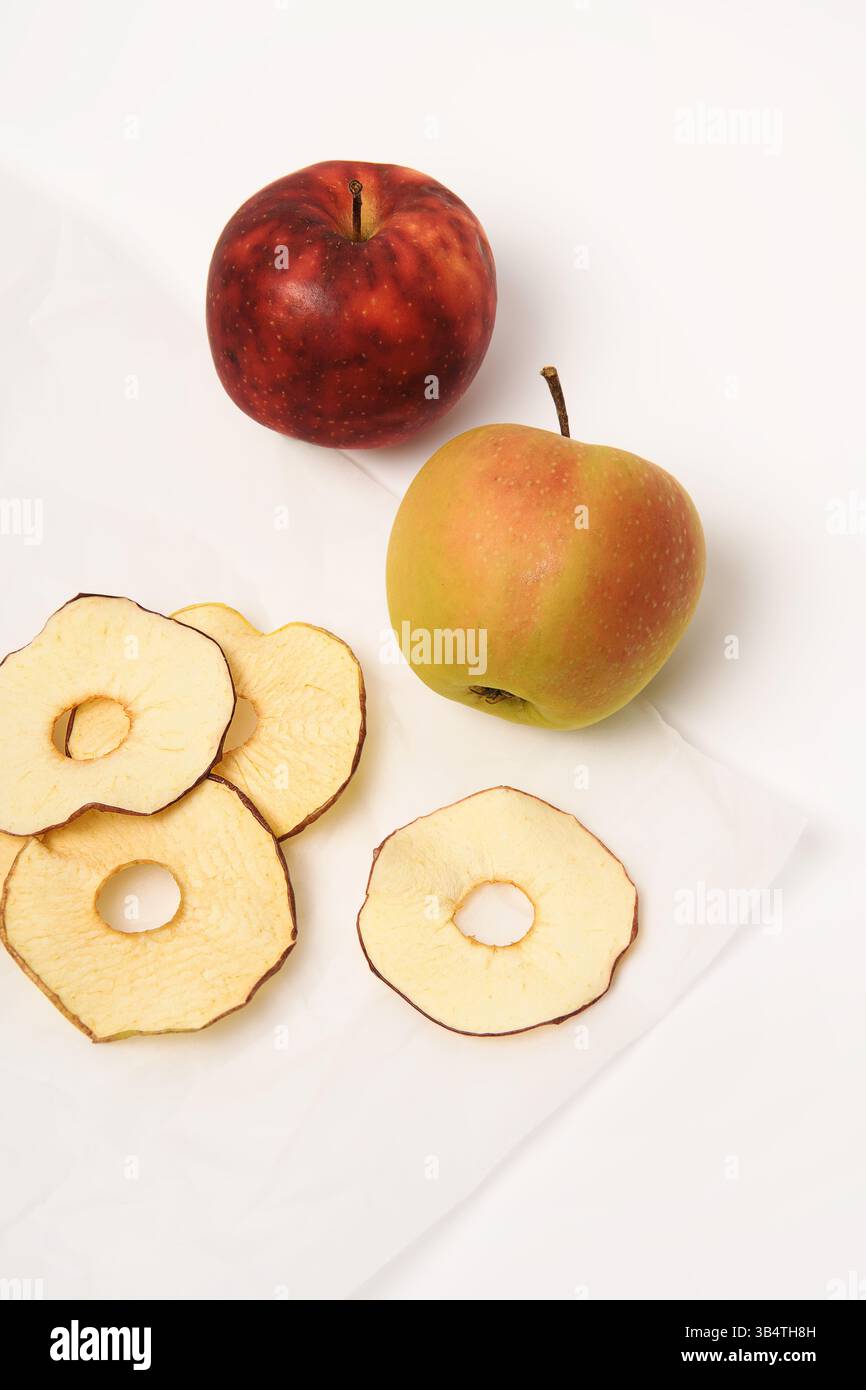 Auf weißem Hintergrund für Text platzieren. Frips. Schichten. Getrocknete Äpfel auf Pergamentpapier. Stockfoto