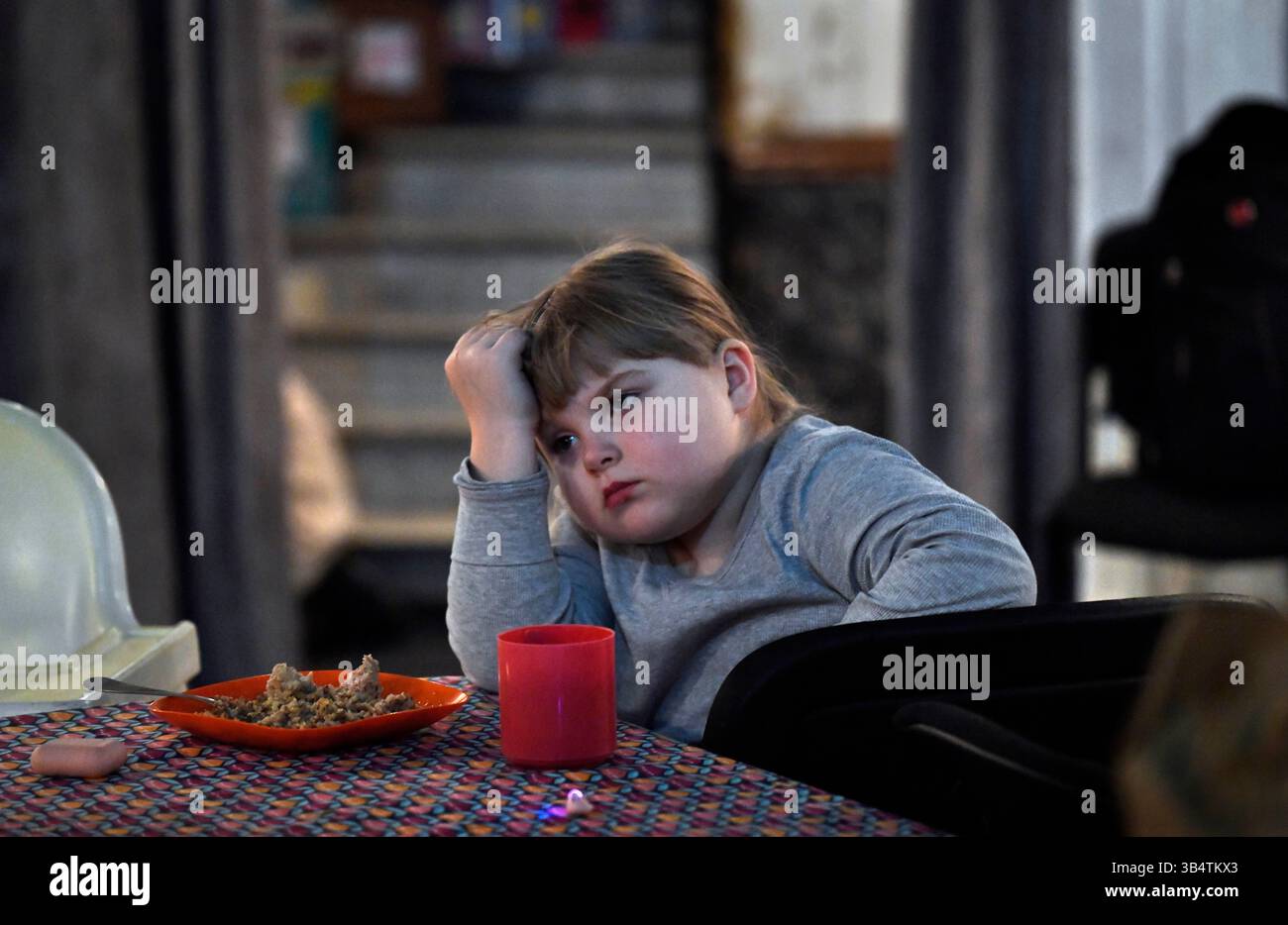 12. März 2022, Lemberg, Ukraine: Die 7-jährige Natalia und ihre Mutter Lera aus Dnipro hoffen, nach Polen zu reisen, als Menschen, die am 12. März 2022 von der russischen Invasionsunterkunft im Theater Les Kurbas in Lemberg, Ukraine vertrieben wurden. Es ist der größte Exodus von Menschen seit dem Zweiten Weltkrieg. (Bild: © Carol Guzy/ZUMA Press Wire) Stockfoto