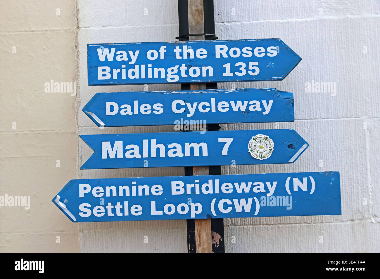 Beschilderung für Radwege vor dem Fahrradladen Stockfoto