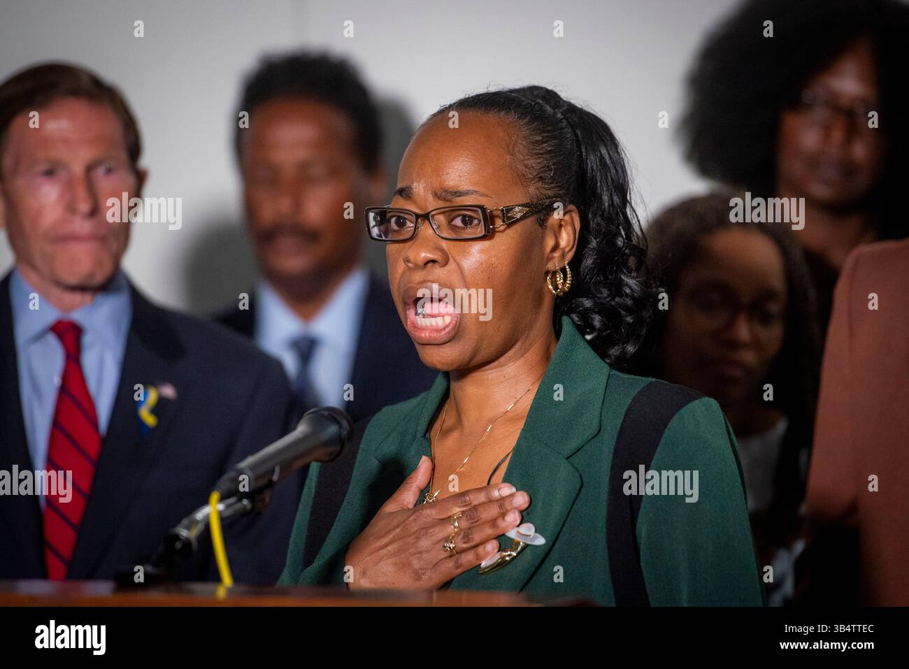 Juni 2022, Washington, District of Columbia, USA: Kimberly Salter, links, Ehefrau von Tops Security Guard Aaron Salter, Jr., die bei der Massenerschießung im Supermarkt Buffalo, New York, starb, hält Bemerkungen im Anschluss an eine Anhörung des Senats zur Untersuchung der Bedrohung durch den Terrorismus im Hart Senate Office Building in Washington, DC, Dienstag, 7. Juni 2022 (Kreditbild: © Rod Lamkey/CNP via ZUMA Press Wire) Stockfoto