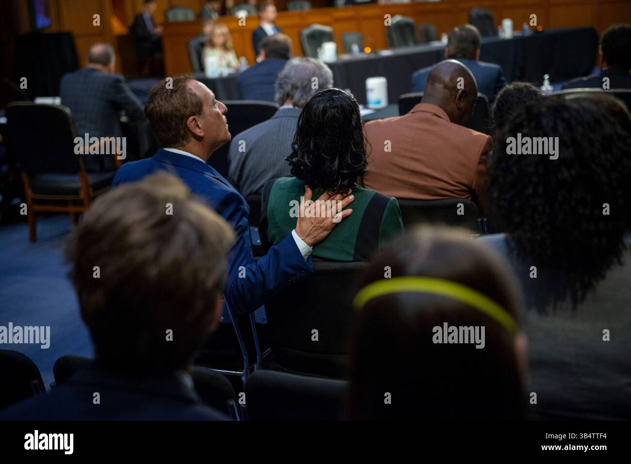 Juni 2022, Washington, District of Columbia, USA: Kimberly Salter, Center, Ehefrau von Tops Security Guard Aaron Salter, Jr., die in Buffalo, New York, starb, wird getröstet während einer Anhörung des Senats zur Untersuchung der inländischen Terrorbedrohung nach dem Angriff auf Buffalo im Hart Senate Office Building in Washington, DC, Dienstag, 7. Juni 2022 (Kreditbild: © Rod Lamkey/CNP via ZUMA Press Wire) Stockfoto