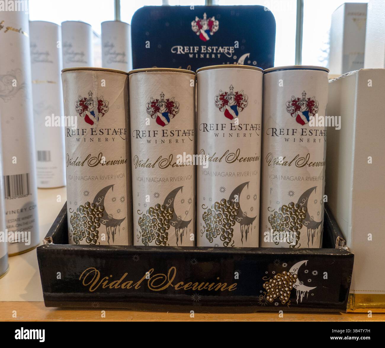 Reif Estate Winery Vidal Ice Wine VQA Quality Niagara Ontario Canada, Niagara on the Lake Ice Wine Flaschen, LCBO Shop Store Display, Stock Photo Stockfoto