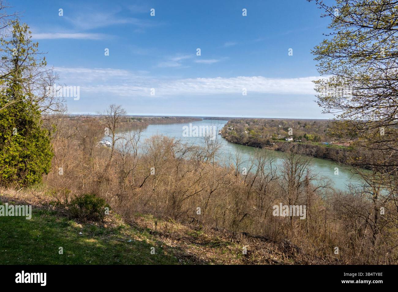 Der Niagara River Von Der Niagara Escarpment Bei Queenston Heights, Ontario, Kanada. Der Fluss Fließt Vom Erie-See Zum Ontario-See, Stockfoto Stockfoto