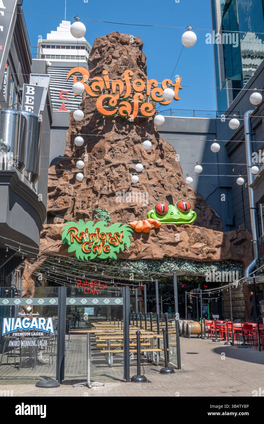 Rainforest Cafe Unterschrift Einer Franchise-Restaurantkette und Eintritt in Clifton Hill Niagara Falls Ontario Canada, Ein Restaurant mit Naturthema, Stockfoto Stockfoto