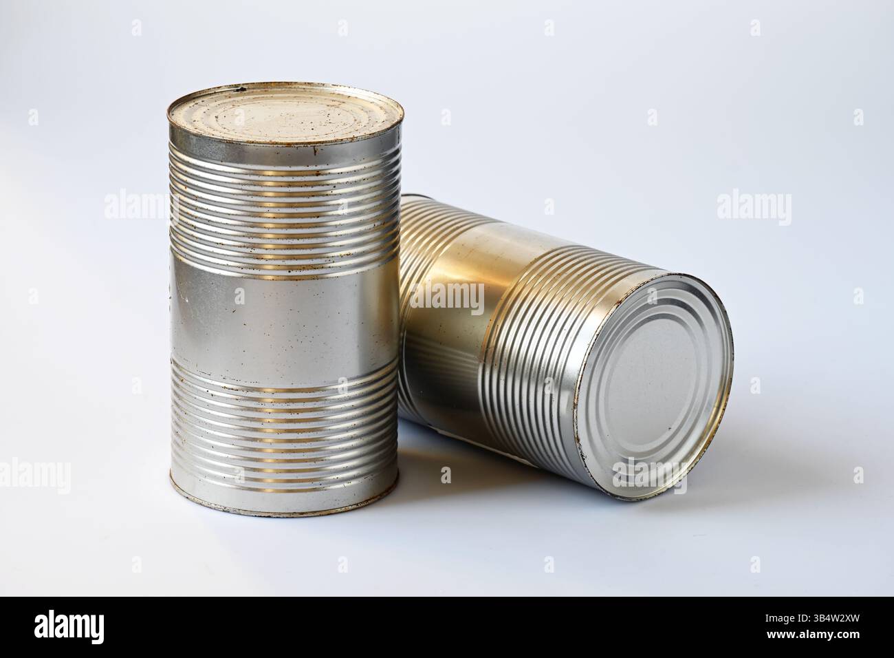 Stahldosen für Lebensmittel auf weißem Hintergrund Stockfoto