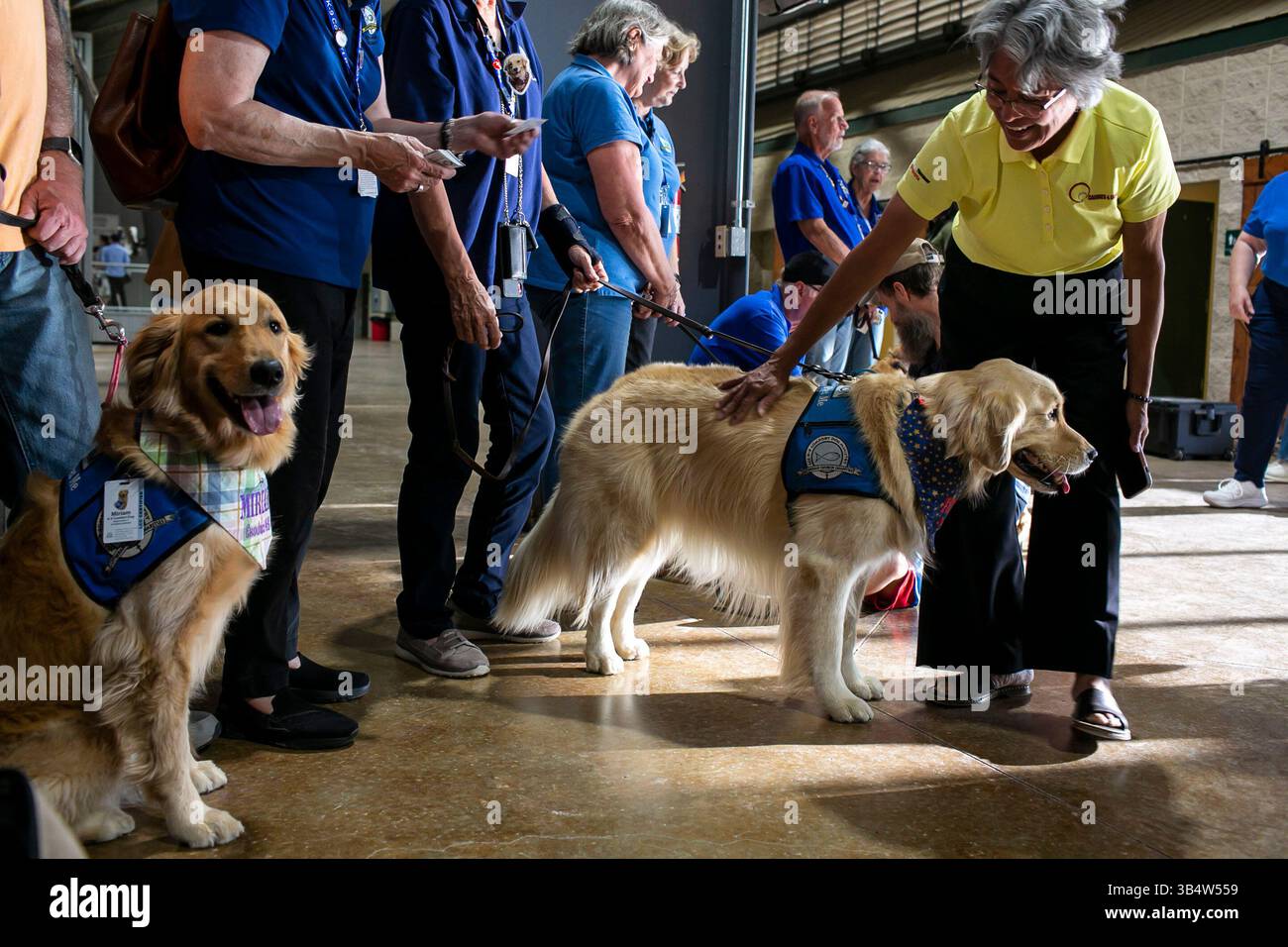 25. Mai 2022, Uvalde, Texas, Vereinigte Staaten von Amerika: Diana Karau aus Uvalde verbringt Zeit mit einem Therapiehund namens Tritan, bevor sie am 25. Mai 2022 in der Uvalde County Fairplex Arena in Uvalde, Texas, eine Mahnwache zu Ehren der Todesopfer in der Robb Elementary abhielt. (Foto: © Josie Norris/San Antonio Express-News via ZUMA Press Wire) Stockfoto