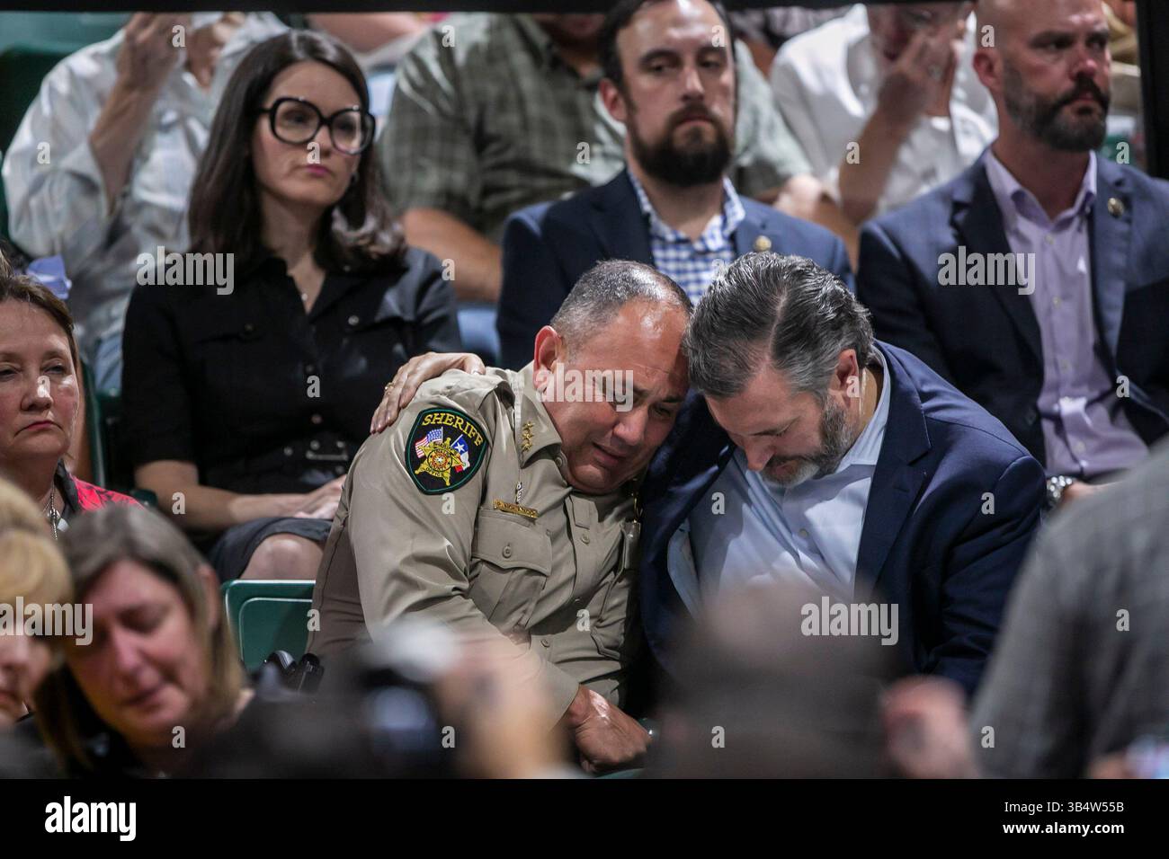 25. Mai 2022, Uvalde, Texas, USA: Uvalde County Sheriff RUBEN NOLASCO wird von Senator Ted Cruz während einer Mahnwache zu Ehren der Toten in der Robb Elementary am Tag zuvor in der Uvalde County Fairplex Arena getröstet. (Foto: © Josie Norris/San Antonio Express-News via ZUMA Press Wire) Stockfoto