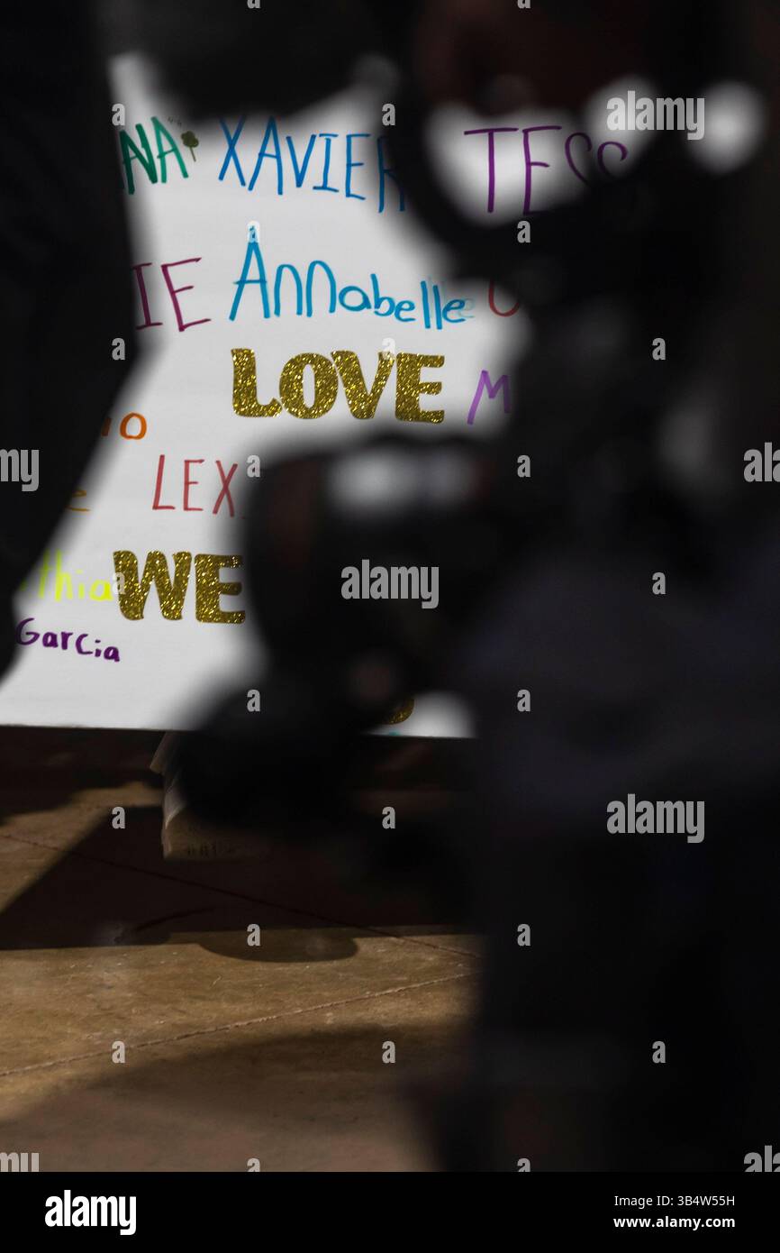 25. Mai 2022, Uvalde, Texas, Vereinigte Staaten von Amerika: Ein Schild mit den Namen der Opfer der Robb Elementary-Schießerei während der Mahnwache in der Uvalde County Fairplex Arena in Uvalde, Texas, am 25. Mai 2022. (Foto: © Josie Norris/San Antonio Express-News via ZUMA Press Wire) Stockfoto