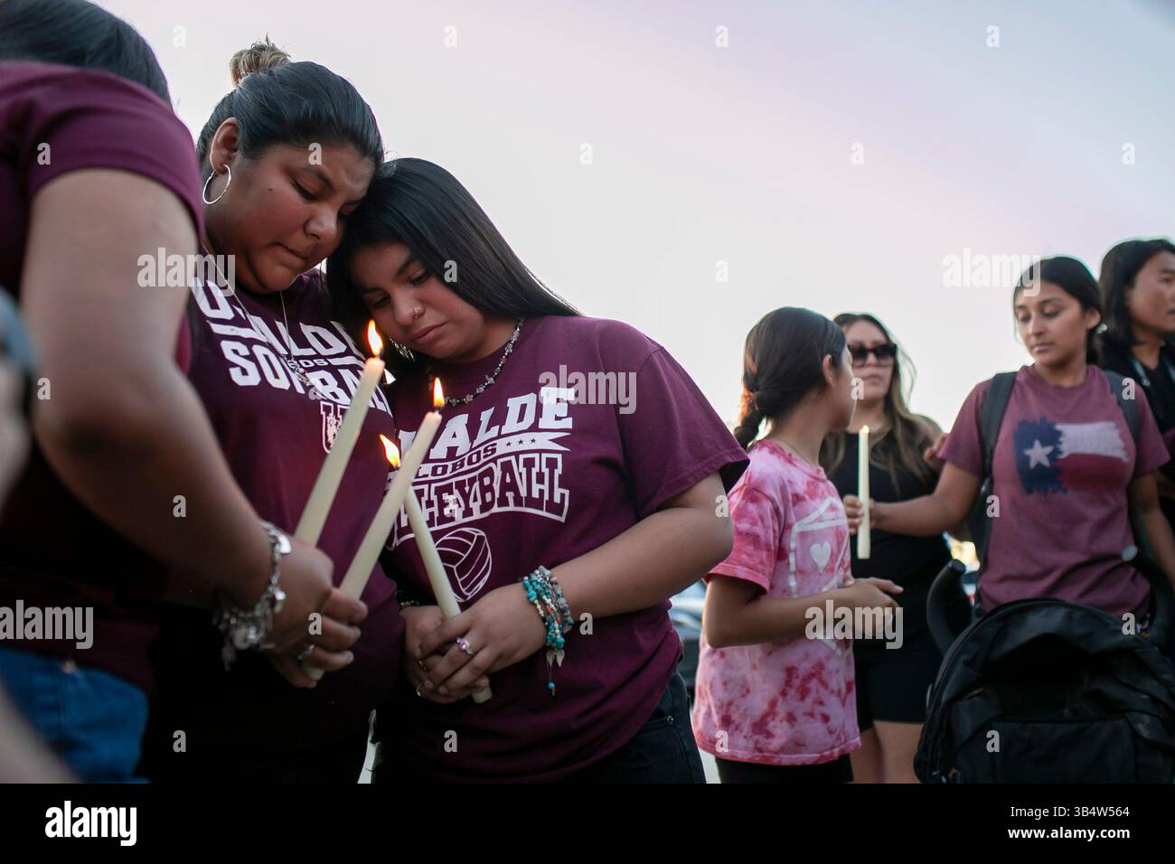 25. Mai 2022, Uvalde, Texas, USA: Die Menschen trösten einander nach einer Mahnwache in der Uvalde County Fairplex Arena in Uvalde, Texas, am 25. Mai 2022. (Foto: © Josie Norris/San Antonio Express-News via ZUMA Press Wire)ZUMA Beste Bilder von 2022: Stockfoto