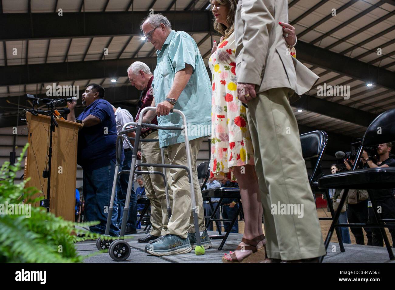 25. Mai 2022, Uvalde, Texas, Vereinigte Staaten von Amerika: Don McLaughlin, Bürgermeister von Uvalde, steht während er während einer Mahnwache betet, die am 25. Mai 2022 in der Uvalde County Fairplex Arena in Uvalde, Texas, in der Robb Elementary stattfand. (Foto: © Josie Norris/San Antonio Express-News via ZUMA Press Wire) Stockfoto