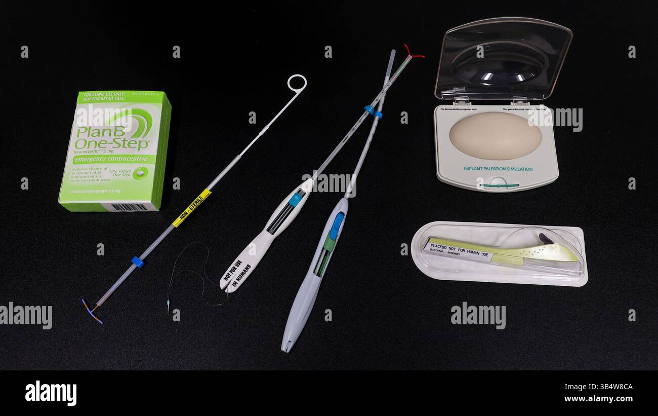23. Mai 2022, Boise, ID, USA: Patienten der Central District Health Family & Clinic Services erhalten mehrere Methoden der Geburtenkontrolle: Plan B Notfallverhütungsmittel, nicht-hormonelle und hormonelle IUDs und ein Hormonimplantat rechts abgebildet, mit dem Applikationsgerät und der simulierten Hautoberfläche. (Foto: © darin Oswald/Idaho Statesman/TNS via ZUMA Press Wire) Stockfoto