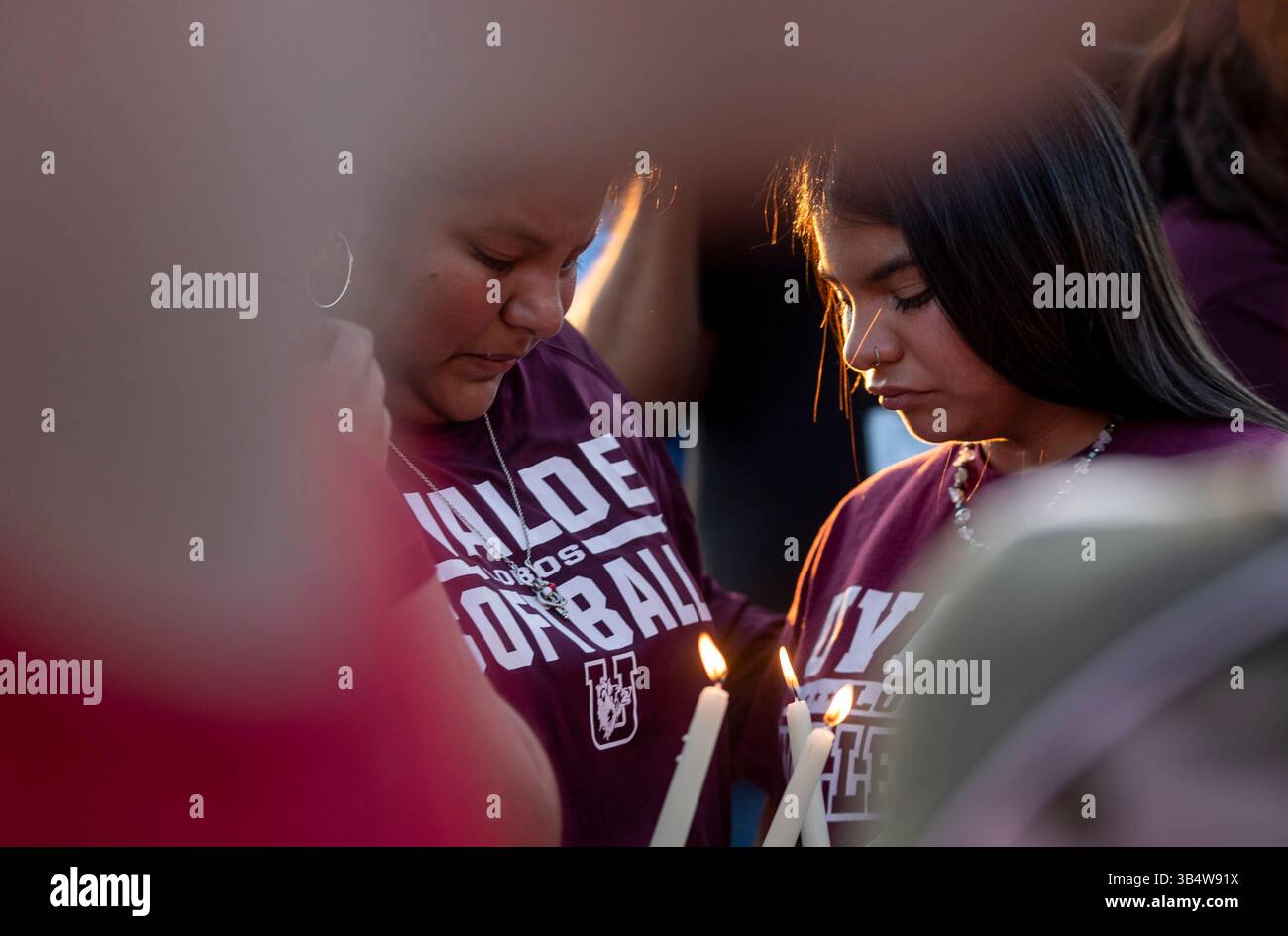 25. Mai 2022, Uvalde, Texas, Vereinigte Staaten von Amerika: Die Menschen trösten einander nach einer Mahnwache in der Uvalde County Fairplex Arena in Uvalde, Texas, am 25. Mai 2022. (Foto: © Josie Norris/San Antonio Express-News via ZUMA Press Wire) Stockfoto