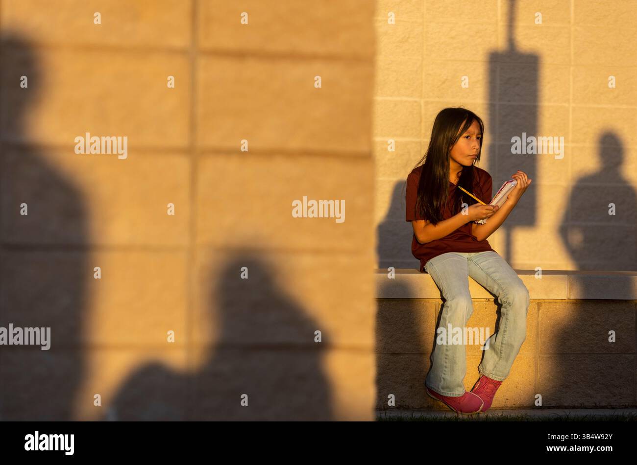 25. Mai 2022, Uvalde, Texas, Vereinigte Staaten von Amerika: Katelyn Castillo, 7 Jahre alt, wird von goldenem Licht beleuchtet, während sie nach einer Mahnwache in der Uvalde County Fairplex Arena am 25. Mai 2022 in Uvalde, Texas, färbt. (Foto: © Josie Norris/San Antonio Express-News via ZUMA Press Wire) Stockfoto