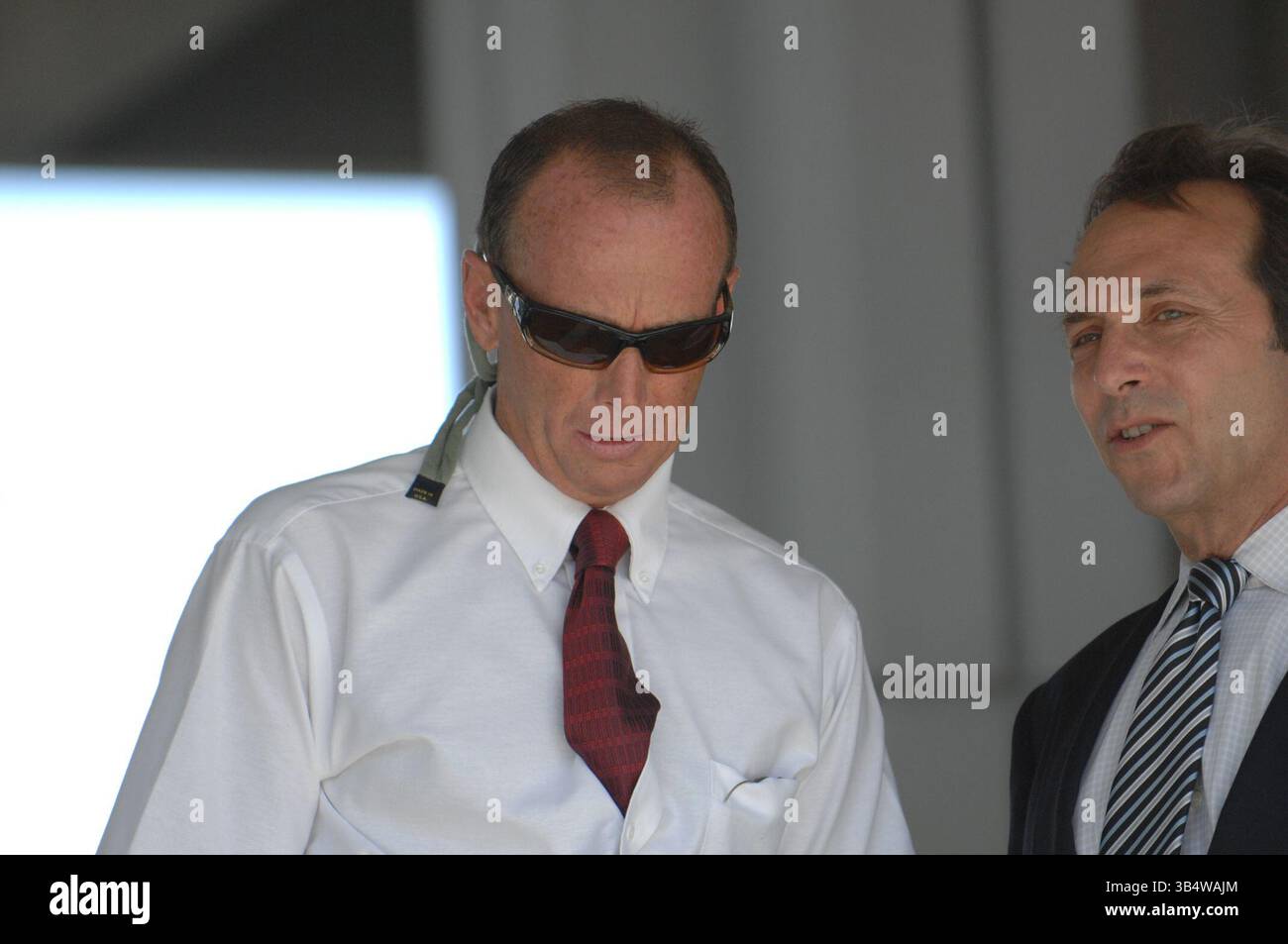 April 2007, Ft. Lauderdale, FL - Florida, USA - Vereinigte Staaten: (ro) swoodcops19ltE 04/19/07 Sun-Sentinel. Vier Hollywood-Polizisten, die in einem FBI-Stich verhaftet wurden, erschienen heute vor dem Bundesgericht, wo jeder wegen einer einzigen Anklage angeklagt wird. Einer der Hollywwod Cops verlässt den Bundesgerichtsoffizier L-R Det, Thomas Simcox im Alter von 50 Jahren mit seinem Anwalt Bruce Udolf. Foto des Personals/Lou Toman, South Florida Sun-Sentinel (Foto: © Sun-Sentinel via ZUMA Press Wire) Stockfoto