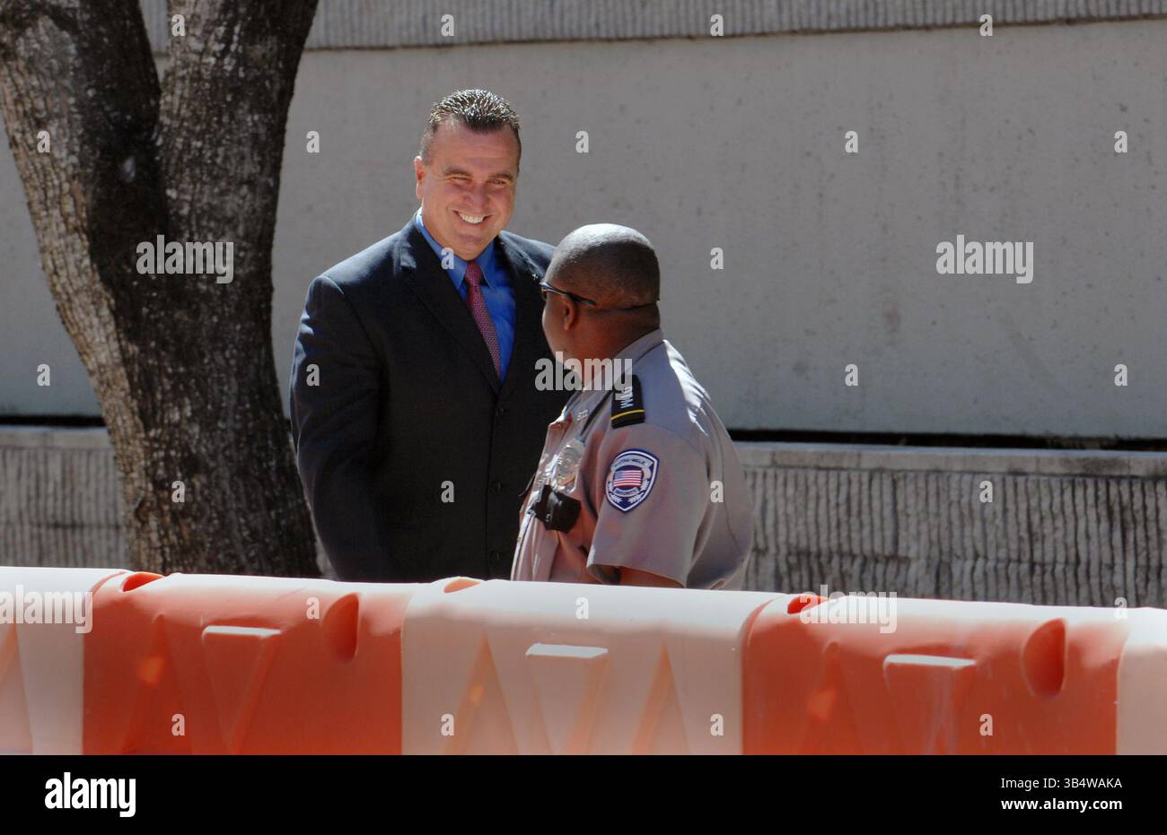 April 2007, Ft. Lauderdale, FL - Florida, USA - Vereinigte Staaten: (ro) swoodcops19ltA 04/19/07 Sun-Sentinel. Vier Hollywood-Polizisten, die in einem FBI-Stich verhaftet wurden, erschienen heute vor dem Bundesgericht, wo jeder wegen einer einzigen Anklage angeklagt wird. Eine der Bullen aus Hollywwod kommt beim Bundesgericht an, Offizier Stephen Harrison im Alter von 46 Jahren. Foto des Personals/Lou Toman, South Florida Sun-Sentinel (Foto: © Sun-Sentinel via ZUMA Press Wire) Stockfoto