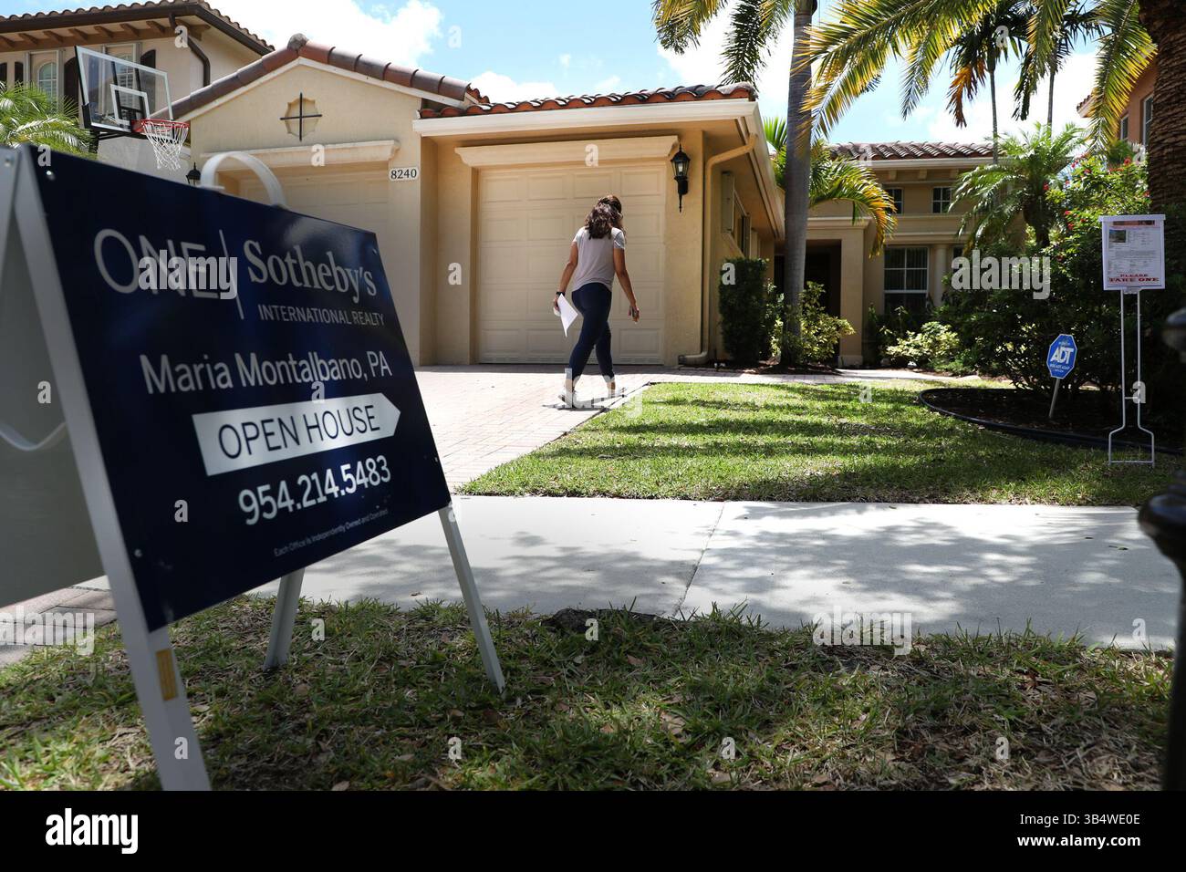 22. Juli 2021: Ein potenzieller Käufer besucht ein Haus, das am 25. Mai 2021 während eines offenen Hauses in Parkland, Florida, verkauft wird. Nach Schätzungen der National Association of Home Builders liegen weniger als die Hälfte der in den USA verkauften Häuser innerhalb des Budgets einer Familie, wodurch das US-amerikanische Durchschnittseinkommen 90.000$ beträgt. (Foto: © Carline Jean/TNS via ZUMA Press Wire) Stockfoto