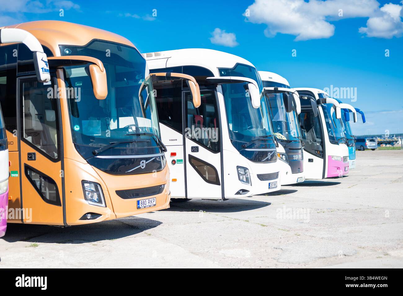 27. April 2025 Tallinn Estland, eine Reihe von internationalen Personenfernbussen auf dem Parkplatz Stockfoto
