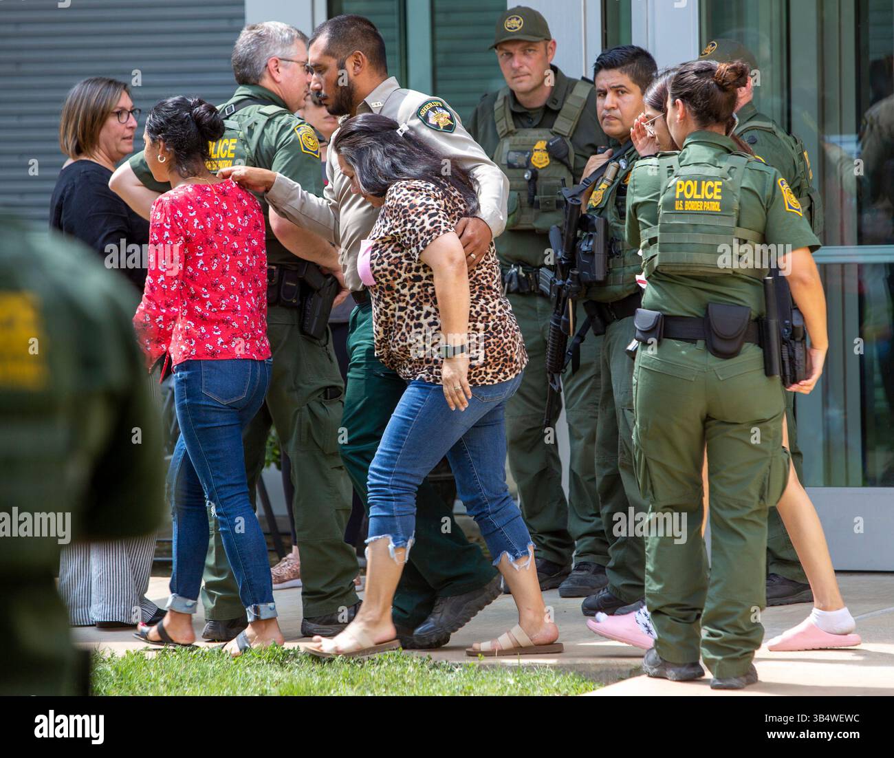 24. Mai 2022, Uvalde, Texas, USA: Die Menschen verlassen das Uvalde Civic Center am Dienstag. Mindestens 14 Schüler und ein Lehrer wurden getötet, als ein bewaffneter Mann das Feuer an der Robb Elementary School in Uvalde eröffnete. Die Schüler der Schule wurden ins Bürgerzentrum evakuiert. (Foto: © William Luther/San Antonio Express-News/ZUMA Press Wire) Stockfoto