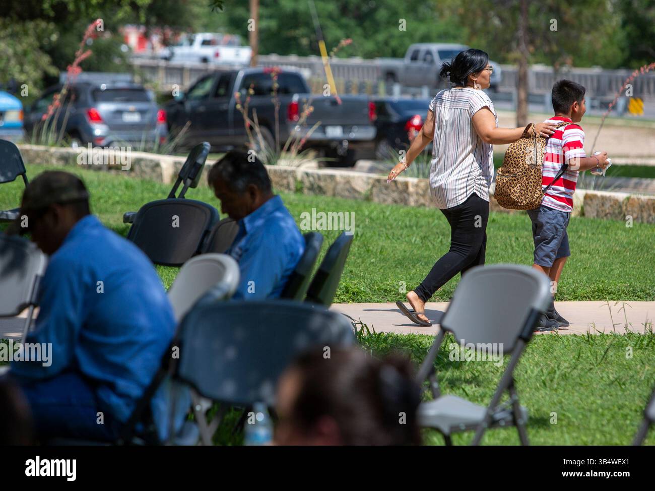 24. Mai 2022, Uvalde, Texas, USA: Eine Frau und ein Kind verlassen das Uvalde Civic Center am Dienstag. Mindestens 14 Schüler und ein Lehrer wurden getötet. Will ein bewaffneter Mann eröffnete das Feuer an der Robb Elementary School in Uvalde, so Abbott von Texas. (Foto: © William Luther/San Antonio Express-News via ZUMA Press Wire) Stockfoto