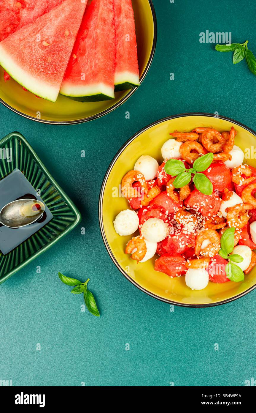 Würziger Obstsalat mit Garnelen und Wassermelone. Frischer, leckerer Salat. Stockfoto