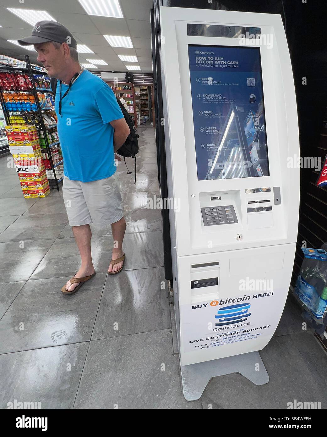 3. Juni 2022, NEW YORK CITY, NEW YORK, USA: A man shoppt in einem  24-Stunden-Geschäft mit einem Bitcoin-Geldautomaten in New York City, 3.  Juni 2022. Die Gesetzgeber in New York verabschiedeten ein