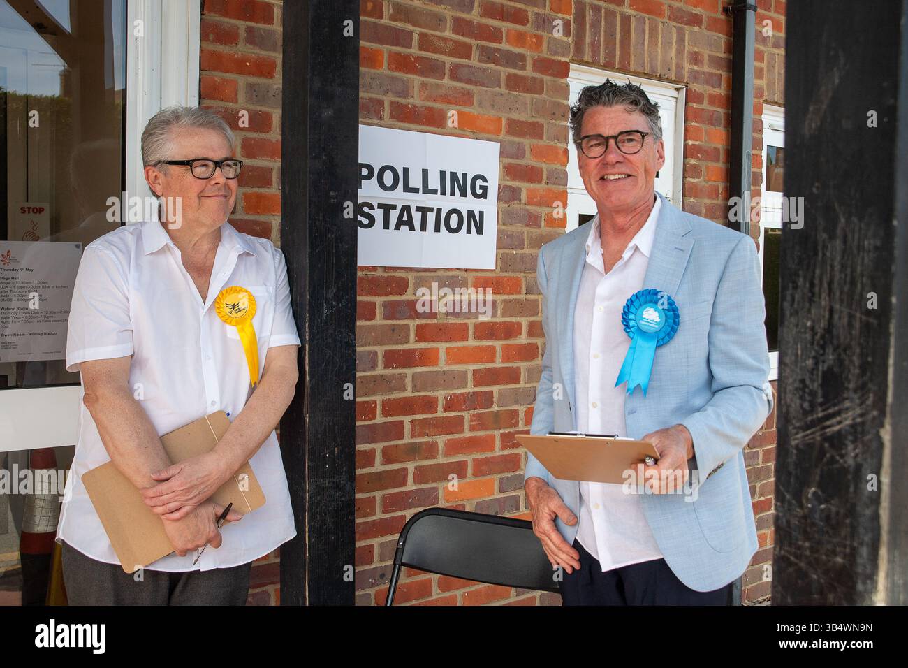 Beaconsfield, Buckinghamshire, Großbritannien. Mai 2025. Teller der Liberaldemokraten Mr. Cowen (L) und Kandidat der Konservativen Alex Dunlop (Beaconsfield Central) vor der Polling Station im Curzon Centre in Beaconsfield, Buckinghamshire. Quelle: Maureen McLean/Alamy Live News Stockfoto