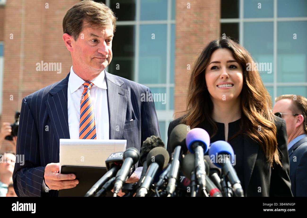 1. Juni 2022, Fairfax, Virginia, USA: Johnny Depp Anwälte Benjamin G. Chew, links, und Camille Vasquez, rechts, geben Erklärungen vor dem Fairfax County Courthouse in Fairfax, Virginia ab, nachdem das Urteil der Jury am Mittwoch, den 1. Juni 2022 bekannt gegeben wurde. Johnny Depp Depp reichte eine Verleumdungsklage gegen seine ehemalige Frau, die Schauspielerin Amber Heard, ein, nachdem sie 2018 in der Washington Post einen OP-Ed geschrieben hatte, der ihn, ohne Depp zu nennen, wegen häuslichen Missbrauchs beschuldigte (Credit Image: © Ron Sachs/CNP via ZUMA Press Wire). Stockfoto