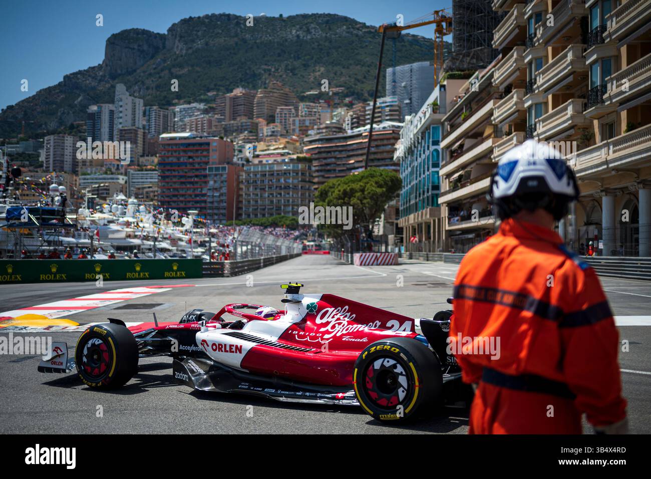 27. Mai 2022, Monaco: Alfa Romeo Racing Zhou Guanyu, chinesischer Fahrer von ORLEN, tritt beim ersten Training des Formel-1-Grand-Prix-Wochenendes in Monaco an. (Credit Image: © jure Makovec/SOPA Images via ZUMA Press Wire) Stockfoto