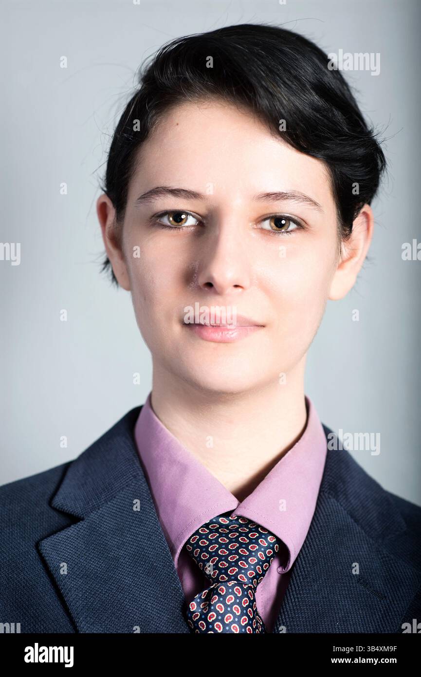 Studio Portret eines jungen Erwachsenen, einer kaukasischen Frau, CrossDressed as a Modern man. Tilburg, Niederlande. MR=JA Stockfoto