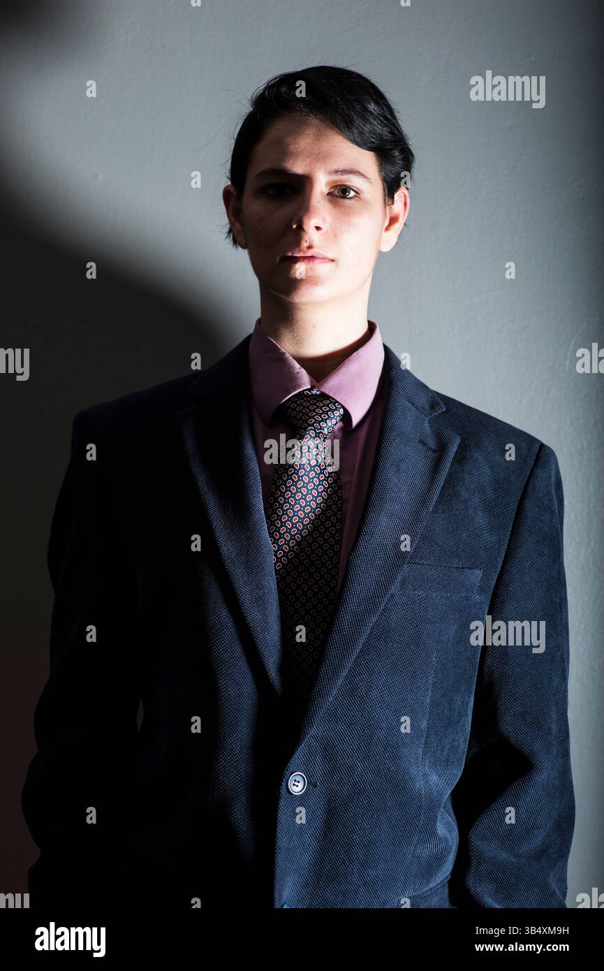 Studio Portret eines jungen Erwachsenen, einer kaukasischen Frau, CrossDressed as a Modern man. Tilburg, Niederlande. MR=JA Stockfoto