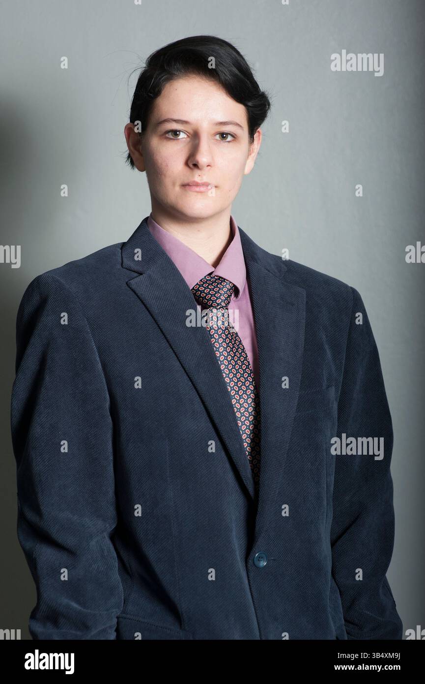 Studio Portret eines jungen Erwachsenen, einer kaukasischen Frau, CrossDressed as a Modern man. Tilburg, Niederlande. MR=JA Stockfoto