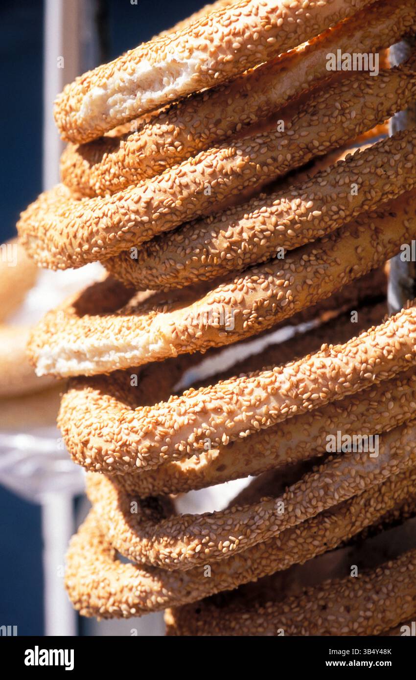Viele Sesam-Bagels auf der Straße Stockfoto