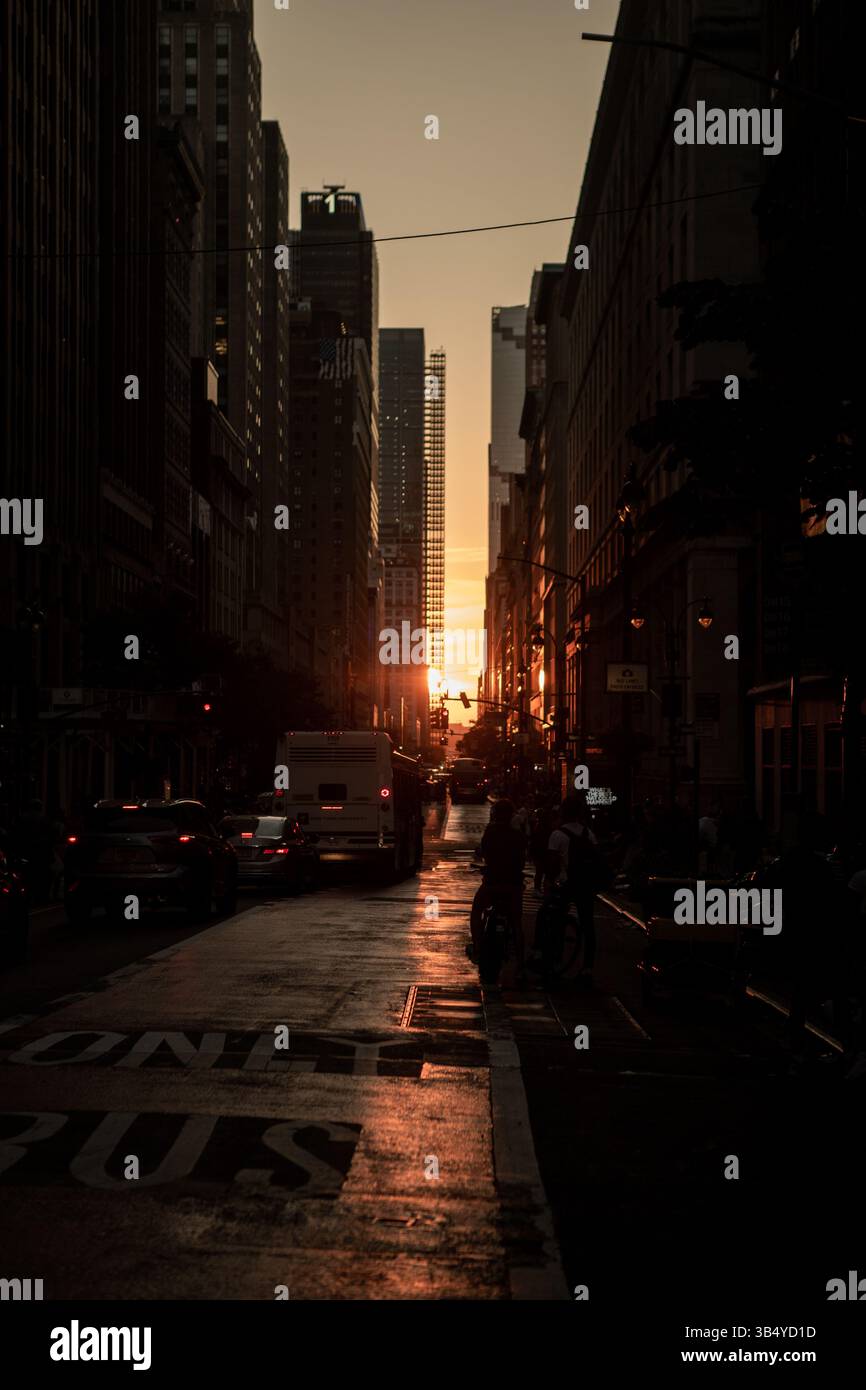11. Juli 2022: Die Menschen versammelten sich am 11,2022. Juli, um Manhattanhenge des Jahres in der 42nd Street Grand Central und 34 Street in Manhattan, New York City, zu sehen. (Bild: © Jashim Salam/ZUMA Press Wire) Stockfoto