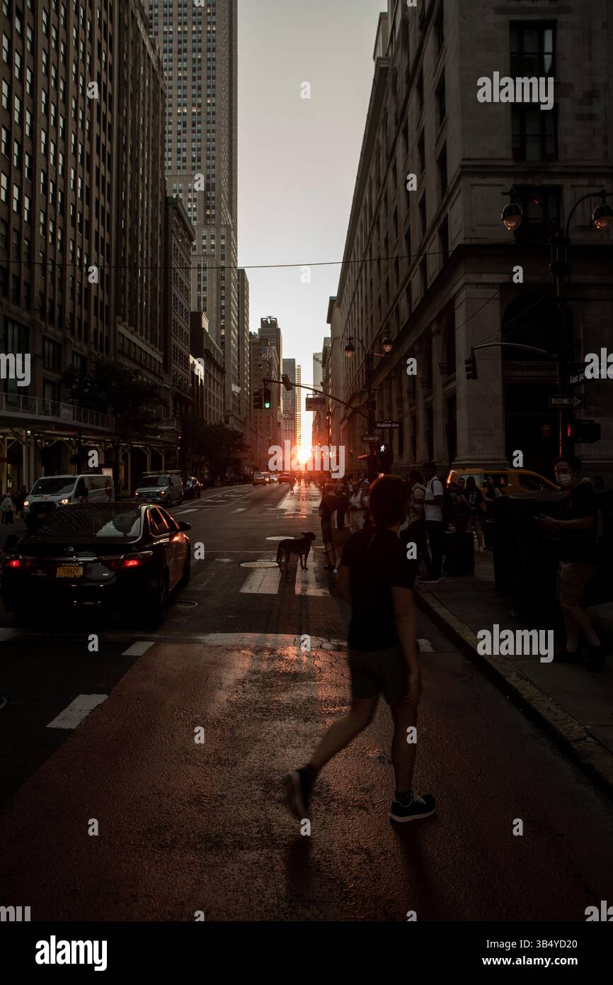 11. Juli 2022: Die Menschen versammelten sich am 11,2022. Juli, um Manhattanhenge des Jahres in der 42nd Street Grand Central und 34 Street in Manhattan, New York City, zu sehen. (Bild: © Jashim Salam/ZUMA Press Wire) Stockfoto